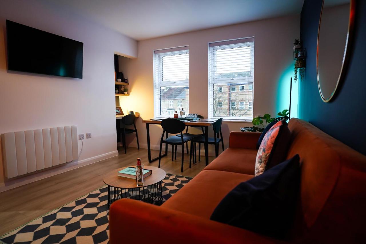 Neon Road At Park House Peterborough City Centre Apartment Exteriör bild