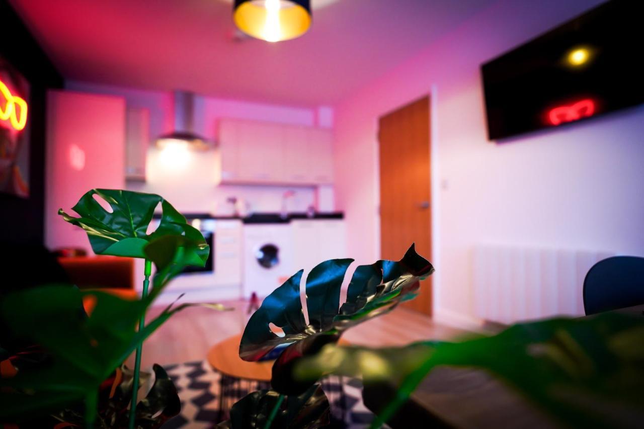 Neon Road At Park House Peterborough City Centre Apartment Exteriör bild