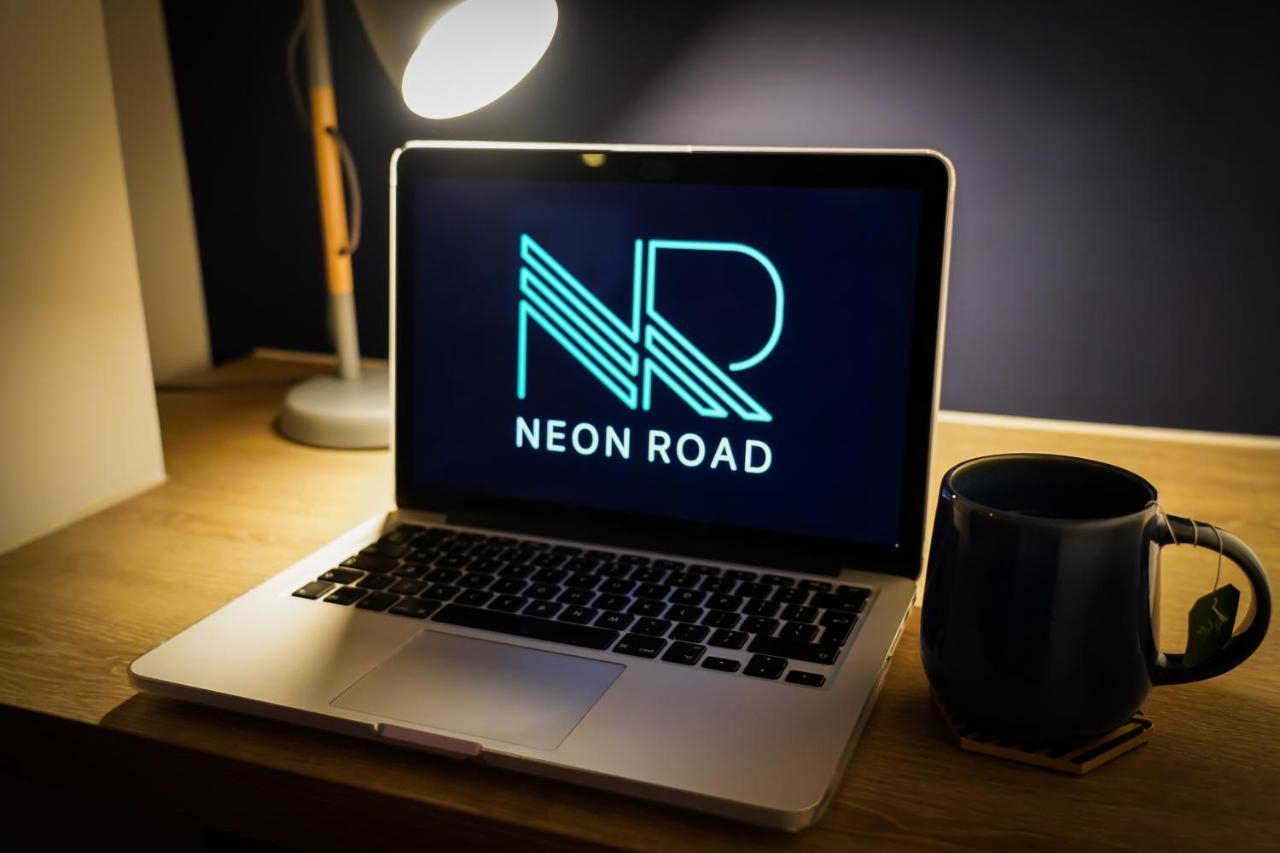 Neon Road At Park House Peterborough City Centre Apartment Exteriör bild