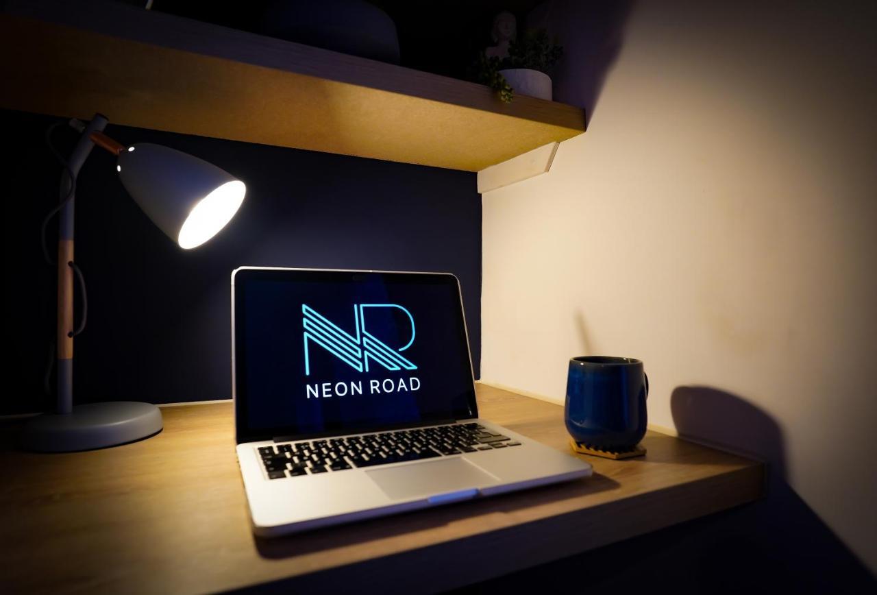 Neon Road At Park House Peterborough City Centre Apartment Exteriör bild