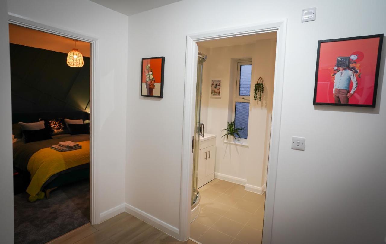 Neon Road At Park House Peterborough City Centre Apartment Exteriör bild