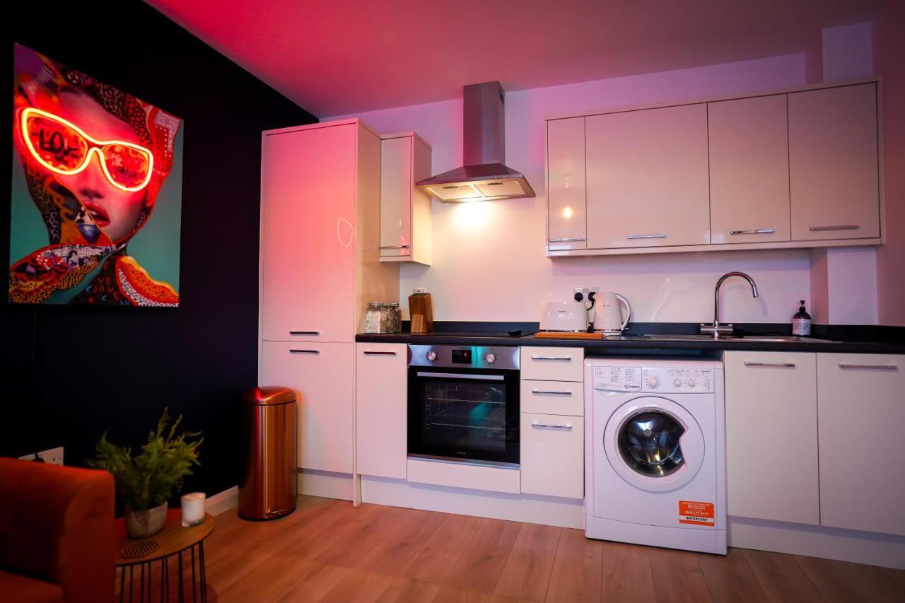 Neon Road At Park House Peterborough City Centre Apartment Exteriör bild