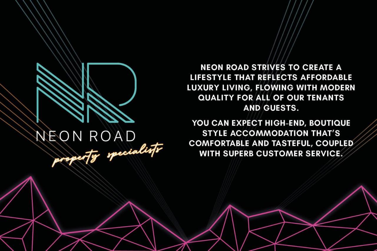 Neon Road At Park House Peterborough City Centre Apartment Exteriör bild